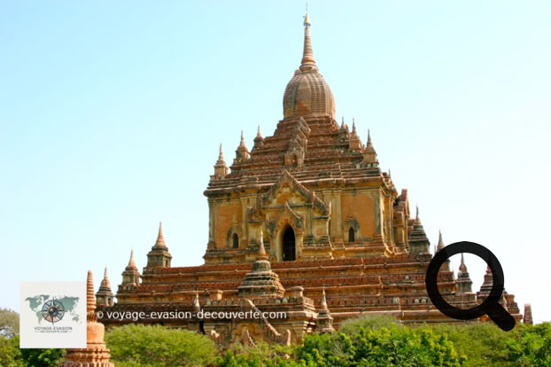 Ce superbe Temple d'Htilominlo est chronologiquement le dernier des "grands temples" bouddhiques de Bagan. Il a été édifié entre 1211 et 1218 par le roi Htilominlo (ou Nantaungmya) pour commémorer le fait qu'un parasol, symbole de pouvoir, se serait incliné devant lui au cours de son intronisation.