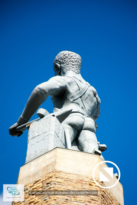 Le parc se situe sur une colline surplombant le Sud de la ville. C’est aussi l’occasion de voir la plus grande statue en fonte au monde avec ses 17m de haut. Construite en 1902, c’est devenu l’un des symboles de la ville. Après la balade dans le parc, nous sommes montés, avec l’ascenseur, tout en haut de la tour au pied de Vulcain. Ce n’est pas tous les jours que vous verrez de près de postérieur du dieu romain du feu de la forge et patron des forgerons. Et oui mesdames, il est tout nu sous son tablier !