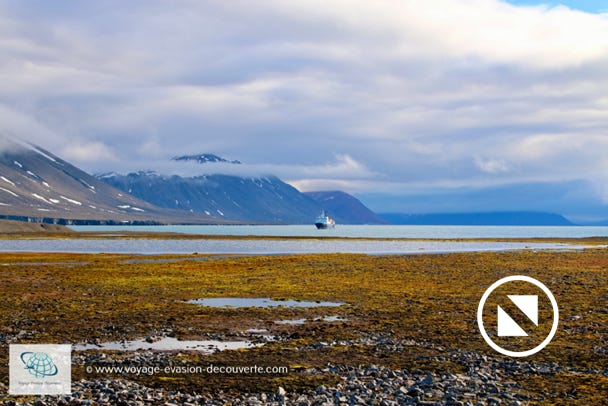 Il se situe sur la rive Nord de l’île. C'est le quatrième plus long fjord de l'archipel du Svalbard avec l'embouchure face au Nord juste à côté du Wijdefjord, et va à 64 km dans les terres. 
