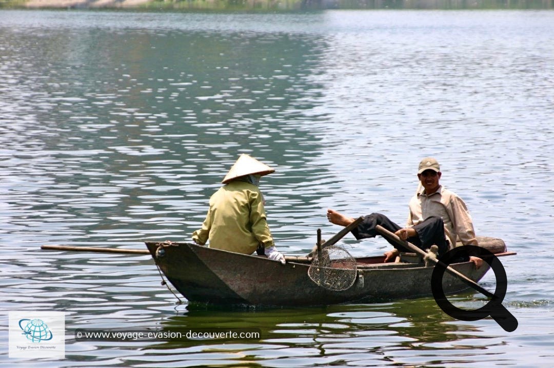 Le Viêt Nam est un pays magnifique où se mélangent des paysages superbes et insolites, des rencontres inattendues, une forte culture, des traditions ancestrales et une histoire légendaire et millénaire qui fut mêlée à la nôtre pendant près d’un siècle.  Vous serez charmé autant par la splendeur des paysages que par la gentillesse de ses habitants qui se mettront en quatre pour vous faire découvrir leur culture.  