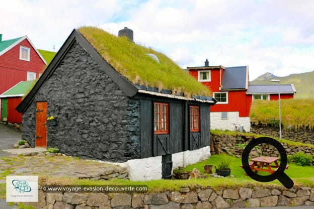 Ce petit village qui a une population de 23 habitants est séparé en deux parties par la petite rivière. Son église a été construite en 1952. Le village fait face à l'île de Kalsoy. 