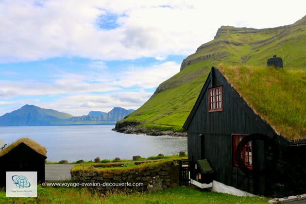 Ce petit village qui a une population de 23 habitants est séparé en deux parties par la petite rivière. Son église a été construite en 1952. Le village fait face à l'île de Kalsoy. 