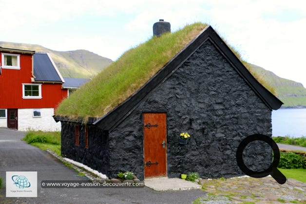 Ce petit village qui a une population de 23 habitants est séparé en deux parties par la petite rivière. Son église a été construite en 1952. Le village fait face à l'île de Kalsoy. 