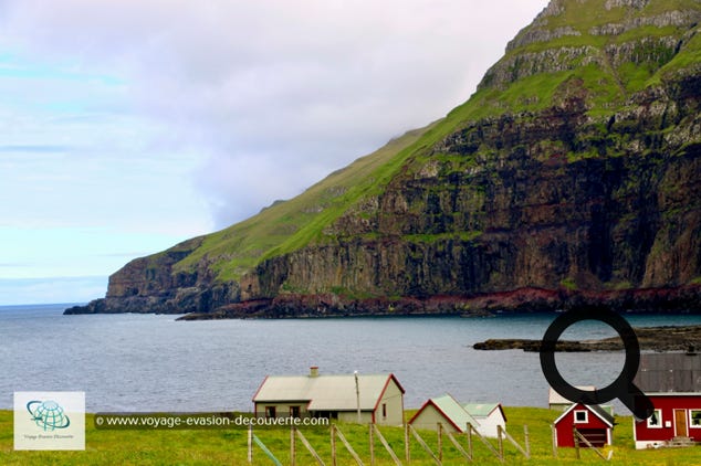 C'est l'île la plus méridionale de l'archipel. Avec ses 163,7 km², elle est habitée par  environ 13 000 habitants répartis dans plusieurs villages. Son rivage est varié,  souvent occupé par de hautes falaises et découpé de plusieurs fjords.