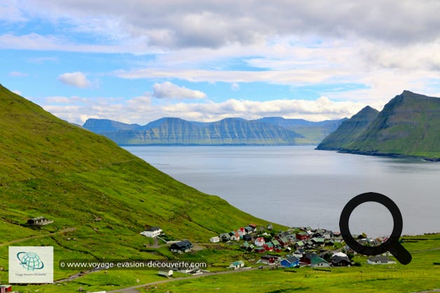 On dit que le premier viking qui s'installa aux îles Féroé s'installa ici. Son nom est Grímur Kamban. Il s'est installé là vers l'an 800. Environ 70 personnes vivent dans ce petit village au bord d'une jolie baie et coupé en deux par un ruisseau en cascade. L'église en bois au toit de gazon date de 1847 et se dresse au bord de l'eau.  À l'ouest du village s'élève la plus haute montagne des îles Féroé, Slættaratindur (880 m), cependant, le sommet lui-même n'est pas visible depuis le village.