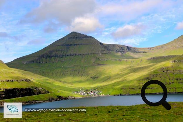 On dit que le premier viking qui s'installa aux îles Féroé s'installa ici. Son nom est Grímur Kamban. Il s'est installé là vers l'an 800. Environ 70 personnes vivent dans ce petit village au bord d'une jolie baie et coupé en deux par un ruisseau en cascade. L'église en bois au toit de gazon date de 1847 et se dresse au bord de l'eau.  À l'ouest du village s'élève la plus haute montagne des îles Féroé, Slættaratindur (880 m), cependant, le sommet lui-même n'est pas visible depuis le village.