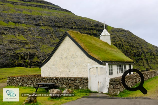 Ce village se trouve au fond de ce qui était une anse de mer, entourée de hautes montagnes. L’entrée formait un port naturel profond, jusqu’à ce qu’une tempête le bloque avec du sable. Splendidement situé dans un amphithéâtre circulaire naturel, Saksun est un village à flanc de colline merveilleusement isolé et est l’une des destinations les plus intéressantes des îles Féroé. Notre coup de cœur... 