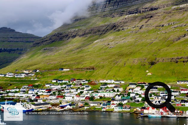 Cette jolie ville coincée entre l'isthme de deux baies se trouvant dos à dos est entourées de montagnes. La première implantation à Klaksvík date du temps des Vikings, mais ce n'est pas avant le XXe siècle que différentes agglomérations se mêlent pour former une grande ville moderne qui est devenue le centre culturel et commercial des Îles du Nord et des îles Féroé. De nos jours, elle dispose d'installations portuaires importantes avec une industrie de pêche et une flotte de pêche moderne. La majorité des habitants de l'île vivent à Klalsvík.