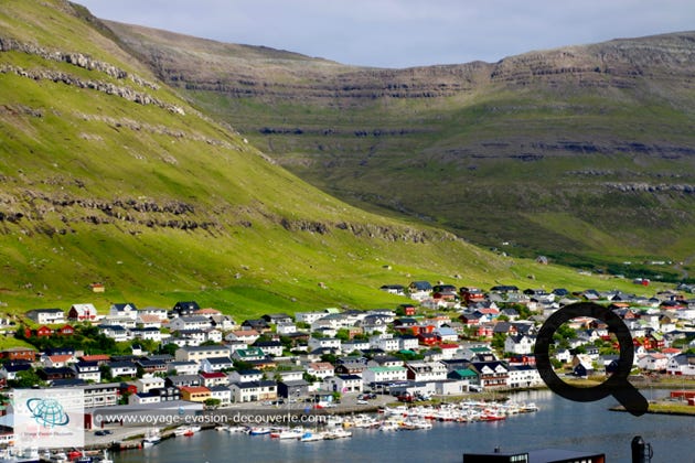 Cette jolie ville coincée entre l'isthme de deux baies se trouvant dos à dos est entourées de montagnes. La première implantation à Klaksvík date du temps des Vikings, mais ce n'est pas avant le XXe siècle que différentes agglomérations se mêlent pour former une grande ville moderne qui est devenue le centre culturel et commercial des Îles du Nord et des îles Féroé. De nos jours, elle dispose d'installations portuaires importantes avec une industrie de pêche et une flotte de pêche moderne. La majorité des habitants de l'île vivent à Klalsvík.