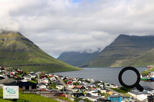 Cette jolie ville coincée entre l'isthme de deux baies se trouvant dos à dos est entourées de montagnes. La première implantation à Klaksvík date du temps des Vikings, mais ce n'est pas avant le XXe siècle que différentes agglomérations se mêlent pour former une grande ville moderne qui est devenue le centre culturel et commercial des Îles du Nord et des îles Féroé. De nos jours, elle dispose d'installations portuaires importantes avec une industrie de pêche et une flotte de pêche moderne. La majorité des habitants de l'île vivent à Klalsvík.