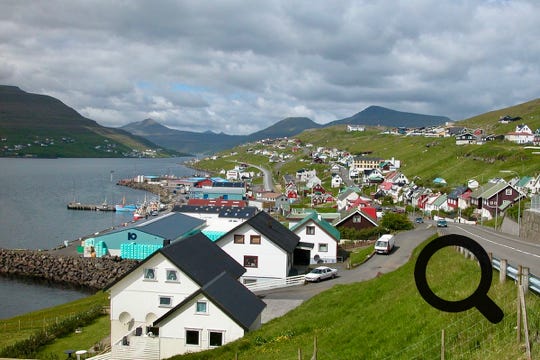 Important port de pêche, c'est la plus grande ville de l'île, elle compte plus de 3 700 habitants.  La ville est idéalement située pour partir à la découverte de toute l'île. 