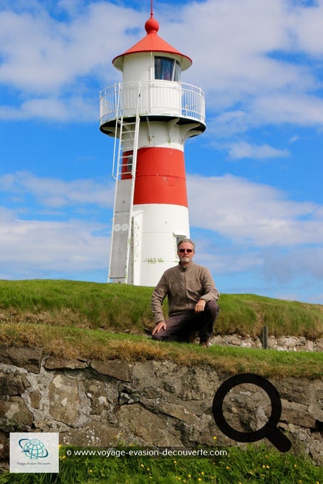 Allez jusqu'au phare de Skansin qui est situé sur la colline à côté du port de Tórshavn.  Il surplombe un ancien fort construit en 1580 par Magnus Heinason pour se protéger contre les raids de pirates de la ville. Cet emplacement stratégique du fort offre des vues pittoresques sur le port de Tórshavn, le paysage environnant et des vues sur l'île de Nólsoy. 