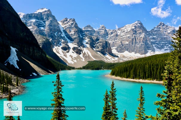 D’un océan à l’autre, le Canada regorge de merveilles inattendues qui réveilleront l’explorateur qui sommeille en vous... Du ciel bleu aux forêts d’un vert profond en passant par le bleu turquoise des lacs, sur fond de montagnes enneigées, ce pays rassemble les plus beaux paysages naturels de l’Amérique du Nord.