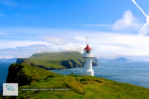 Les Îles Féroé, ce sont 18 îles ou îlots jetés à la volée dans l'océan Atlantique Nord, entre l'Islande et la Norvège. Des contes et légendes scandinaves racontent que cet heureux désordre est l'œuvre d'Odin, dieu de toutes choses dans  la mythologie nordique. Toute la beauté des îles tient en une succession de tableaux, montagnes, vallées et landes verdoyantes entourées d'un océan d'un bleu sauvage. 