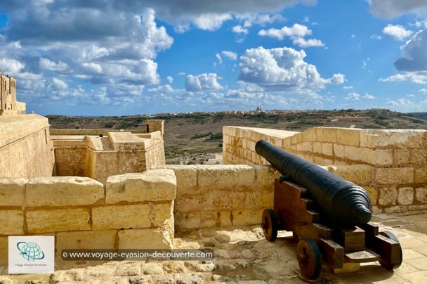 Véritable musée à ciel ouvert au cœur de la Méditerranée, ce minuscule archipel, possède un charme irrésistible et inattendu. Ce petit groupe de 8 îles se dresse fièrement entre orient et occident. C'est au large de la Sicile et de la Tunisie, au carrefour des routes maritimes de la Méditerranée, que s’égrènent ces petites îles. 