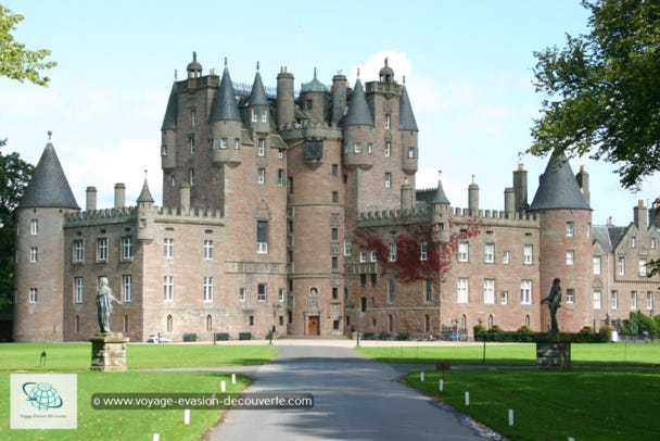 Terre bénie de traditions, de mythes et de légendes, l'Écosse est un pays envoûtant plein de magie. C’est un pays à l'histoire fascinante mêlant paysages mystérieux, majestueux châteaux, lacs sombres et monstres mythiques…  et tout ça dans une ambiance fantomatique.  La beauté des paysages écossais est une des plus belles raisons pour visiter le pays. La nature y est en effet omniprésente et on ne peut que succomber au charme éternel des grands espaces autour de nous.