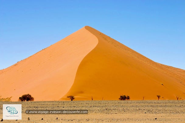 Il y a tout ici pour le plaisir des photographes et des baroudeurs, c’est aussi le paradis du road trip. La Namibie est un territoire vaste, dur, sec et semi-désertique, où règne silence, lumière et couleurs. Bordé par deux déserts, un canyon au Sud et des montagnes au Nord, ce pays représente l’Afrique dans sa plus pure beauté. 