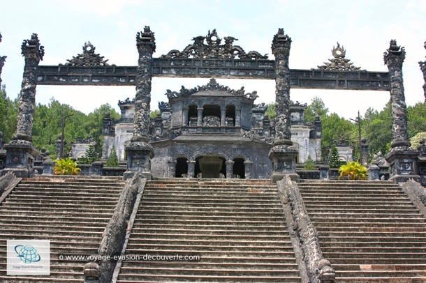 Le Viêt Nam est un pays magnifique où se mélangent des paysages superbes et insolites, des rencontres inattendues, une forte culture, des traditions ancestrales et une histoire légendaire  et millénaire qui fut mêlée à la nôtre pendant près d’un siècle. 