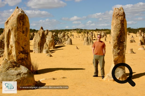 Sur ces vastes étendues de sable doré se dressent des tours de calcaire, horde de monuments naturels montant la garde sur fond de ciel bleu. Mille rochers façonnés par l’érosion ressemblent à des sentinelles de calcaire, le regard tourné vers l’Océan Indien. Ces monolithes de sédiments calcaires aux formes étranges, dont certaines peuvent atteindre 4 mètres de hauteur, ont environ 30 000 ans et ont été progressivement dévoilé par les pluies et les vents.