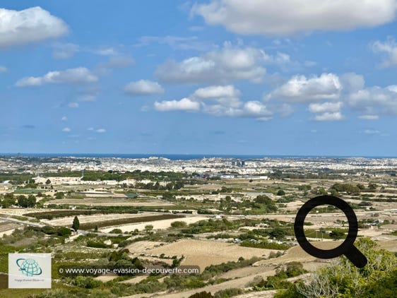 Le Viewpoint : Tout au bout de la cité, vous arriverez sur une petite terrasse d'où vous aurez une vue panoramique sur le côté Est de l'île de Malte. Vous apercevrez au premier plan la ville de Mosta et plus au loin, légèrement sur votre droite, La Valette. 