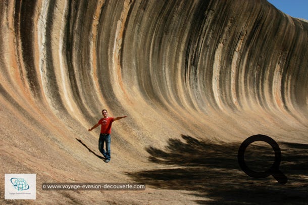 Wave Rock est une formation rocheuse naturelle composée de granite ocre. Son nom provient de sa forme qui rappelle une grande vague en train de se briser.  Cette vague rocheuse fait 100 m de long sur 15 m de haut.