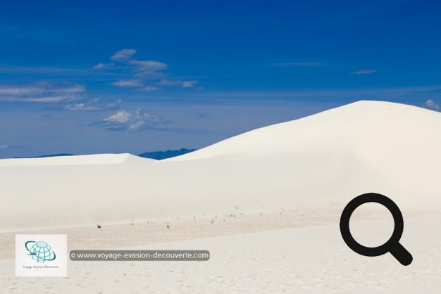 D'une altitude de 1 200 m et entouré de montagnes le White Sand est situé au cœur du bassin de Tularosa. Il abrite le plus grand désert de gypse du monde. C'est l'une des plus belles merveilles naturelles de la région. Le sable poussé par les vents forme des dunes d'une blancheur immaculée qui scintillent avec les rayons du soleil.  Le parc couvre environ 590 km2 et ce champ de dunes de gypse est le plus grand du genre sur Terre.