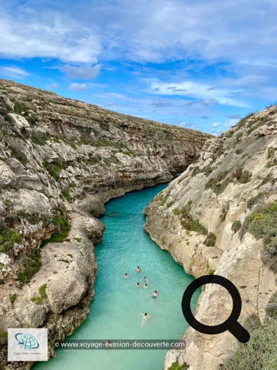 Wied Il-Ghasri est un site reculé mais vraiment à voir. Long de 300 m, ce petit fjord très étroit est le seul et l'unique de Gozo. Paradis des plongeurs et des baigneurs en quête de fraîcheur cette crique en forme de fjord est superbe. Les falaises sculptées dans le calcaire serpentent jusqu'à la mer et offrent une eau bleue et cristalline à ses visiteurs. 