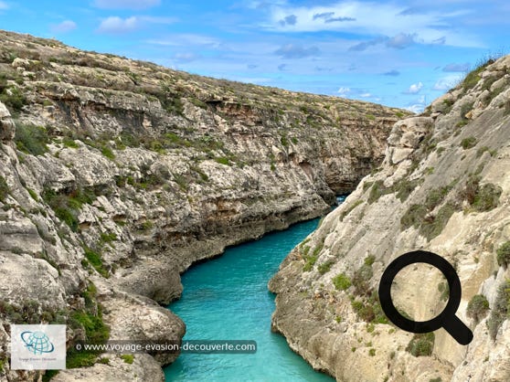 Wied Il-Ghasri est un site reculé mais vraiment à voir. Long de 300 m, ce petit fjord très étroit est le seul et l'unique de Gozo. Paradis des plongeurs et des baigneurs en quête de fraîcheur cette crique en forme de fjord est superbe. Les falaises sculptées dans le calcaire serpentent jusqu'à la mer et offrent une eau bleue et cristalline à ses visiteurs. 