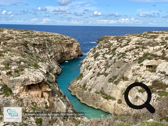 Wied Il-Ghasri est un site reculé mais vraiment à voir. Long de 300 m, ce petit fjord très étroit est le seul et l'unique de Gozo. Paradis des plongeurs et des baigneurs en quête de fraîcheur cette crique en forme de fjord est superbe. Les falaises sculptées dans le calcaire serpentent jusqu'à la mer et offrent une eau bleue et cristalline à ses visiteurs. 