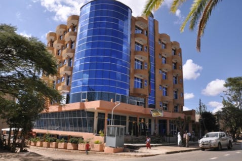 Nous avons séjourné deux nuits au Yared Zema Hotel à Axum. Sans prétention, l'hôtel est en centre-ville.  Les chambres sont simples et propres et les salles de bain un peu vétustes. La vue est moche et les alentours assez bruyants. Hôtel est pas cher et cela se ressent... sans plus !  