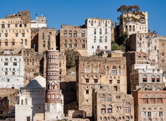 Malheureusement en guerre, le Yémen est une destination unique. Son paysage étonnant  fait de mosquées anciennes et de villages nichés au milieu de nulle part fascine dès les premiers regards. Le Yémen est un lieu tout indiqué pour des vacances sportives et aventurières. Cet extraordinaire pays provoque des émotions pures et authentiques. Des  paysages désertiques aux plateaux montagneux en passant par les plages de la mer  arabique et de la mer rouge, le Yémen invite à la découverte d'un spectacle surprenant. 