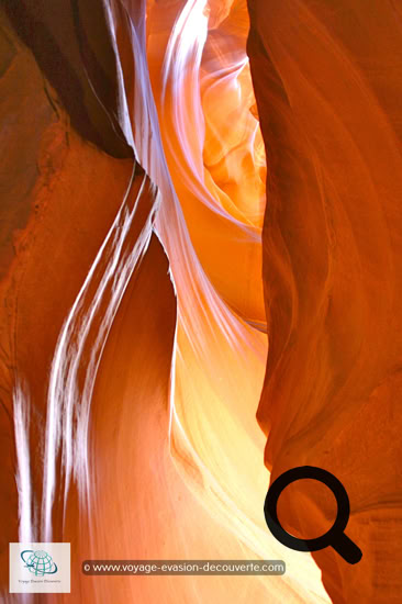 On dit que tout ce qui est petit est mignon, et bien ici, cela prend tout son sens… Ce petit canyon est tout simplement superbe, une vraie palette de couleurs ocres.  L’érosion et le vent ont creusé dans le grès cette crevasse étroite et très profonde, créant une draperie de roches qui  s’enroulent vers l’azur. Des vagues minérales qui s’entortillent d’ombre et de lumière. Un défilé creusé dans un plateau  de grès rouge et rose appelé Navajo sandstone. Des puits de lumière jouent sur les changements de couleurs des parois, illuminées quand le soleil est à son zénith.