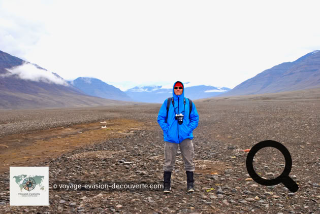 À cet endroit, se trouve une vallée glacière. C’est le lit du glacier Sermeq Avanggardleq qui a reculé considérablement dans les terres depuis de nombreuses années. Ce paysage sauvage et irréel nous donnait l’impression de marcher sur une autre planète. On avait le sentiment d’être seul au monde. Dans un silence lugubre, seul le bruit du vent froid, qui s’engouffrait dans la vallée, nous murmurait à l’oreille des complaintes de ce géant de glace. C’était vraiment un lieu impressionnant !