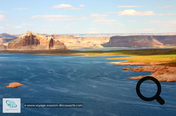 Avec ses 655 km2, ce lac artificiel est le deuxième plus grand des États-Unis. Créé sur le fleuve Colorado par le barrage de Glen Canyon, il a été achevé en 1963. Long de près de 300 km, le lac se situe en Arizona et en Utah. Les eaux du lac Powell sont très claires et il peut atteindre 170 mètres de profondeur. Il est devenu une zone de loisirs très fréquentée. De nombreuses activités nautiques y sont proposées, principalement au départ de la marina de Wahweap, à quelques kilomètres de Page.