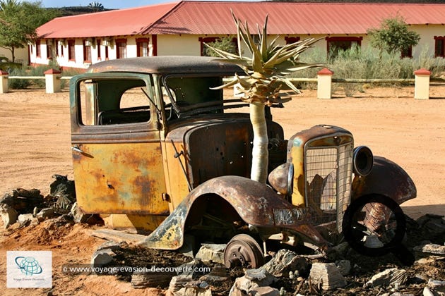 Il est hors du commun, ressemblant à un ancien relais routier au toit rouge, ce Lodge est un véritable trésor et un arrêt incontournable lors  de la visite de cette région. Dès que l’on arrive, on se retrouve projeté dans un monde extravagant avec des vieilles Chevys et Ford rouillées d'une époque révolue, sont éventrées par des arbres Carquois et de diverses plantes du désert.  Garez votre véhicule et entrez, le spectacle n’est pas fini… Comme si vous êtes entré dans un vieux garage du bout du monde, les grandes portes s'ouvrent sur un camion de transport servant de réception, un bar “pompstasie“ (station de pompage) et un assortiment de véhicules anciens et d'accessoires de transport assemblés décorant l’immense pièce. Les tables du restaurant sont placées entre des vieux véhicules comme une jeep, une ambulance, une ancienne voiture de police et beaucoup d’autres. Ambiance et dépaysement assuré…
