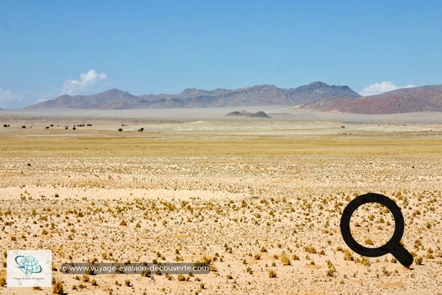 Nous avons repris la route principale en direction de l’Ouest sur le haut plateau central vers la petite ville de montagne Aus avant de descendre dans le désert du Namib. Aus a été créé comme un camp de prisonniers de guerre en 1915 après la capitulation des troupes coloniales allemandes de l'Afrique du Sud forces. Le site a été choisi pour son importance stratégique, situé sur la ligne de chemin de fer entre Keetmanshoop et la ville portuaire de Lüderitz.  La route bitumée traversait des paysages magnifiques.