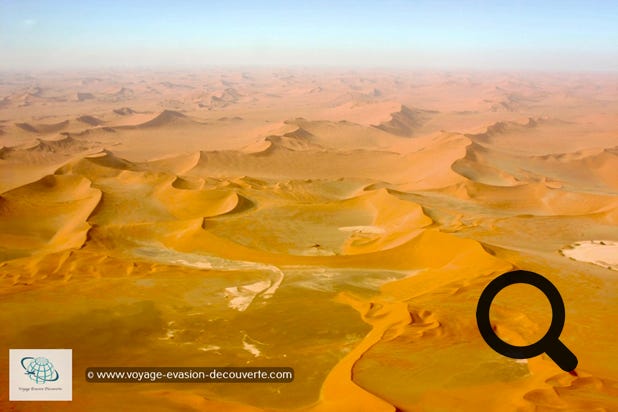 Le lendemain, avant de quitter Swakopmund, nous avons loué un petit avion pour survoler  le salar de Sossusvlei et le désert du Namib. Un spectacle grandiose et inoubliable, un moment intense, les paysages défilent les uns après les autres changeant constamment de couleurs, c’est  tout simplement féérique. Le vol dure 2h15 et il vaut mieux réserver la veille.