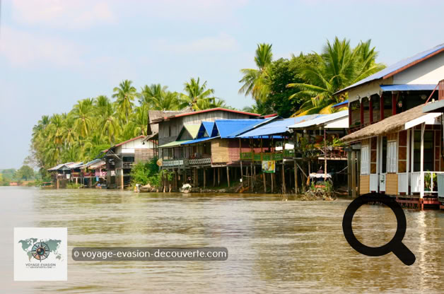 L'île de Khong ou Don Khong est la plus grande île et le siège administratif de l’archipel Si Phan Don “ les 4 000 îles“ sur le Mékong. L'île mesure 18 km de long et 8 km de large. Elle a une population d'environ 55 000 personnes principalement située dans villages de Muang Saen à Ouest et Muang Khong à Est, ce dernier est le principal village.