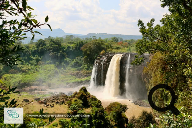 La hauteur des chutes est estimée entre 37 et 45 mètres de haut et l'ensemble des chutes consiste en quatre flux d'eau variant de la largeur d'un ruisseau pendant la saison sèche à plus de 400 mètres de large pendant la saison des pluies.