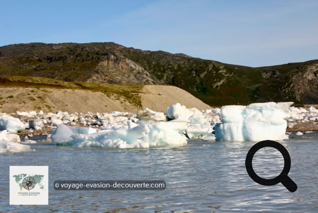 Sur la plage se trouvaient échoués des mini icebergs allant de 50 cm³ à plus de 2 m³. C’était anciennement des petit icebergs qui flottaient tranquillement dans la baie. Lorsque le glacier fond, il devient instable et fragile. 