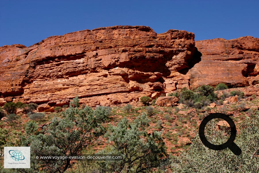 Situé dans le Parc national de Warrtaka, à 330 km d’Alice Springs. Il se trouve à l'extrémité Ouest de la chaîne de montagne George Gill Range.