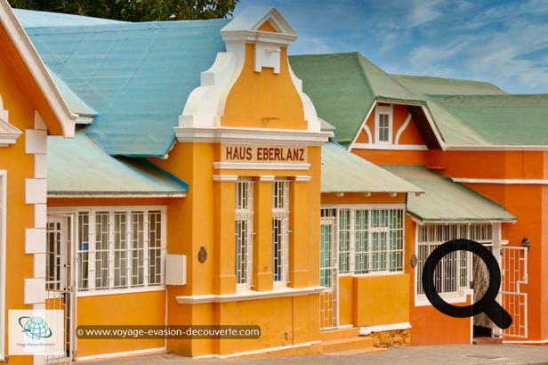 Fondée par des commerçants allemands dans les années 1880, Lüderitz est la plus ancienne ville du Sud-Ouest africain. La ville présente un certain nombre de bâtiments coloniaux et art nouveau, notamment des maisons cossues aux façades pastel comme la Goerke Haus (1910), du nom de son premier propriétaire le lieutenant Hans Goerke, qui domine la ville au côté de l'église luthérienne. 