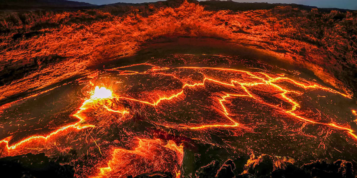 Malheureusement, nous n'avons pas eu le temps d'aller visiter les volcans, Erta Ale, célèbre pour son lac de lave permanent — l'un des rares au monde — ni le fabuleux volcan Dallol, véritable cathédrale minérale aux couleurs irréelles de jaune, d'ocre et de vert fluorescent, nichée au cœur du désert du Danakil, l'un des endroits les plus chauds et les plus inhospitaliers de la planète. 
