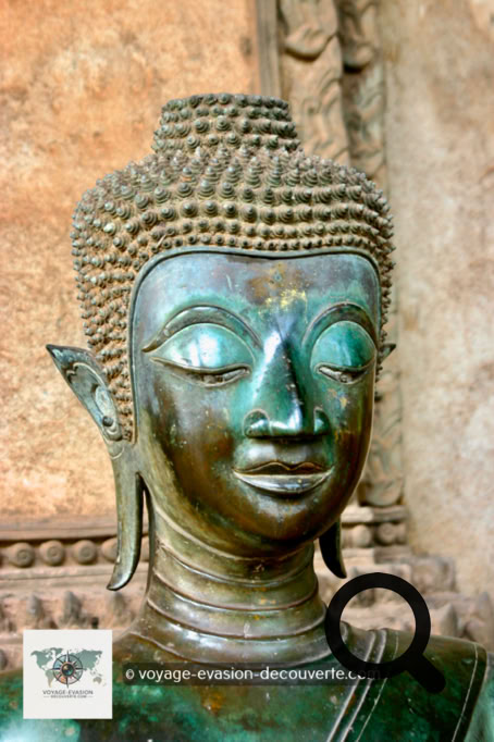 Il s’agit d’un ancien temple royal transformé en musée d’art religieux. Ce temple fut probablement construit au XVIe siècle sous le règne de Setthathirat pour abriter le fameux Bouddha d'émeraude, que ce roi avait rapporté du Nord du Siam.