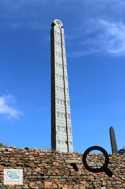Axoum est un site très important dans l'histoire éthiopienne depuis plus de trois mille ans. Il s’agit d’une nécropole royale de différentes dynasties pré-chrétiennes. La Reine de Saba y vécut et son palais fut retrouvé,  il y a quelques années.
