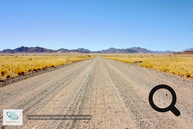 Nous poursuivons notre route en direction du Nord vers le parc de Namib Naukluft avec un petit arrêt sur la route au château Duwisib. Longue route de graviers mais toujours avec des paysages superbes sans croiser le moindre véhicule en sens inverse. 