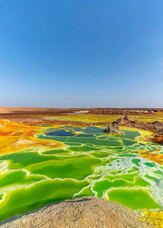 Malheureusement, nous n'avons pas eu le temps d'aller visiter les volcans, Erta Ale, célèbre pour son lac de lave permanent — l'un des rares au monde — ni le fabuleux volcan Dallol, véritable cathédrale minérale aux couleurs irréelles de jaune, d'ocre et de vert fluorescent, nichée au cœur du désert du Danakil, l'un des endroits les plus chauds et les plus inhospitaliers de la planète.