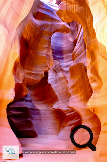 On dit que tout ce qui est petit est mignon, et bien ici, cela prend tout son sens… Ce petit canyon est tout simplement superbe, une vraie palette de couleurs ocres.  L’érosion et le vent ont creusé dans le grès cette crevasse étroite et très profonde, créant une draperie de roches qui  s’enroulent vers l’azur. Des vagues minérales qui s’entortillent d’ombre et de lumière. Un défilé creusé dans un plateau  de grès rouge et rose appelé Navajo sandstone. Des puits de lumière jouent sur les changements de couleurs des parois, illuminées quand le soleil est à son zénith.
