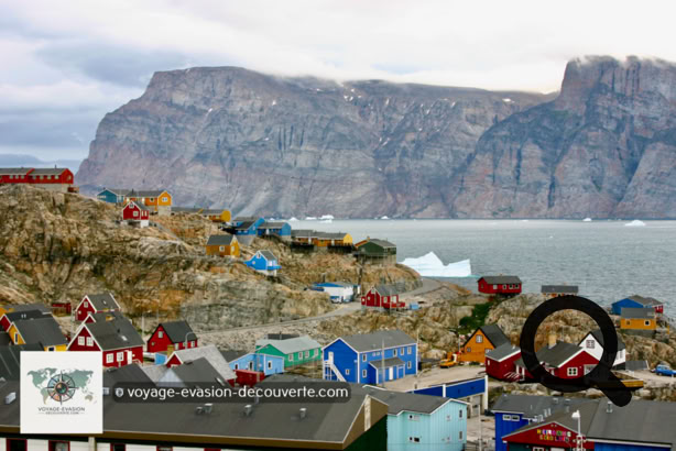 ette ville se trouve sur l'île d'Uummannaq, qui s'étend sur 12 km², dans le fjord du même nom, au Nord de la péninsule de Nuussuaq. Elle occupe environ 10 % de la surface de l'île, principalement autour de la pointe Sud de celle-ci. 