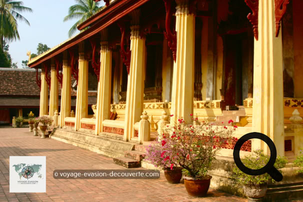 Le Vat Sisakhet est le plus vieux temple de Vientiane encore debout. Il fut édifié en 1818 sur l'ordre du roi Anouvong. Chaque année, le roi y recevait le serment de fidélité des fonctionnaires.